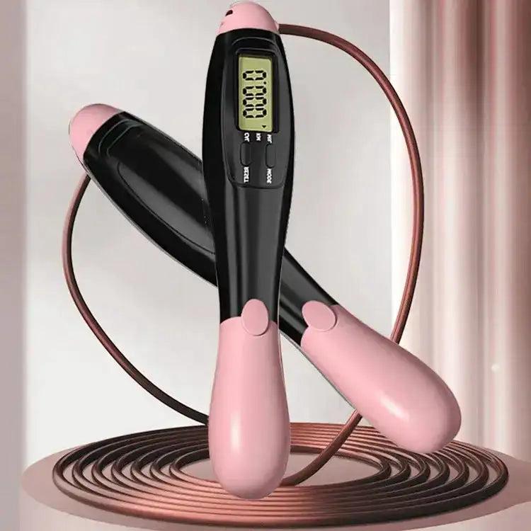 Un entraînement complet et intelligent Bien plus qu’une simple corde à sauter, cet accessoire de haute qualité est équipé d’un compteur numérique intégré qui enregistre le nombre de sauts, la durée de l’entraînement et les calories brûlées. Vous pouvez ainsi fixer des objectifs précis, suivre vos progrès et optimiser vos performances au fil du temps.